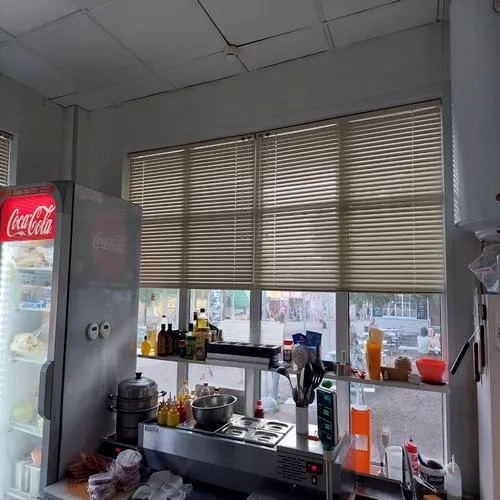Жалюзи горизонтальные кафе в ТЦ Серебряный город фото работ 000177